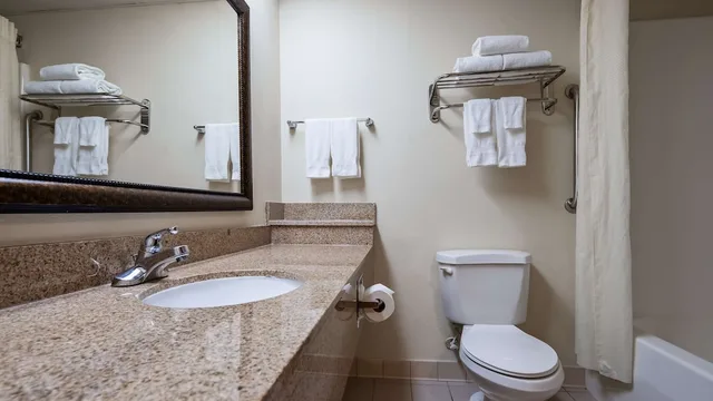 جناح بسرير كينج مع أريكة بحوض جاكوزي، Best Western Hiram Inn & Suites 3/4