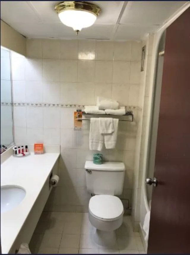 غرفة بسرير كينج، Howard Johnson by Wyndham Newark Airport 4/4