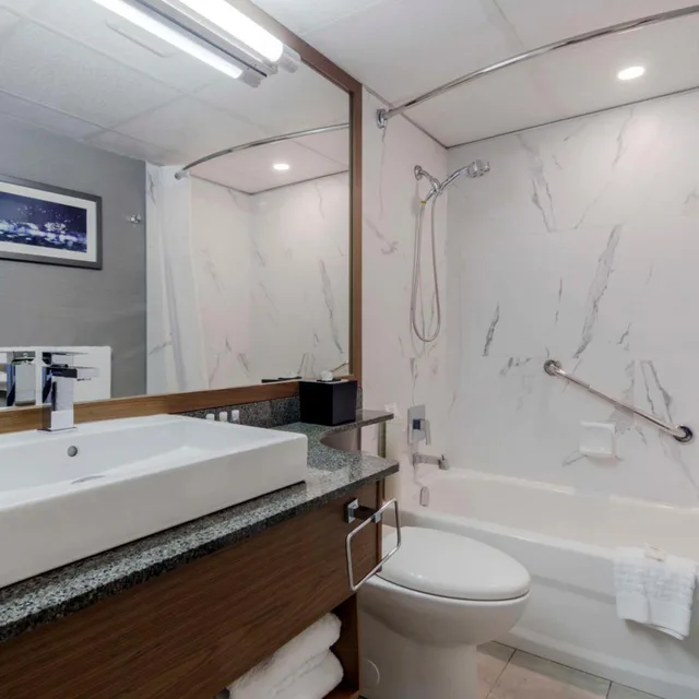 غرفة تنفيذية بسرير كينج بشرفة، Best Western Premier Chateau Granville Hotel and Suites and Conf. Centre 7/8