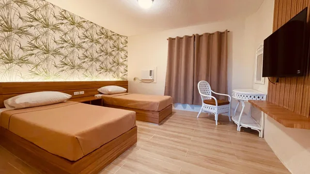 Deluxe, Twin Beds, Red Knight Gardens 1/6