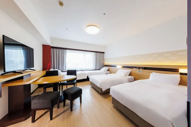 Family, Twin Beds, with Extra Bed, 2 Sofa, East Wing, Hotel Metropolitan Edmont 1/5