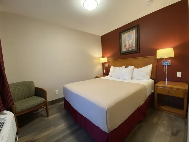 جناح بسريرين كوين بشرفة بغرفتي نوم مع أريكة، Sahara Courtyard Inn 1/3