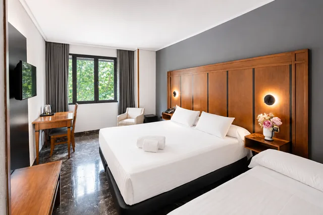 غرفة بسرير كينج مع سرير إضافي، Hotel Condestable Iranzo 1/9