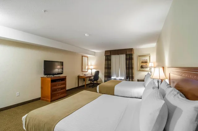 غرفة بسرير مزدوج، Quality Inn & Suites Grande Prairie 3/9