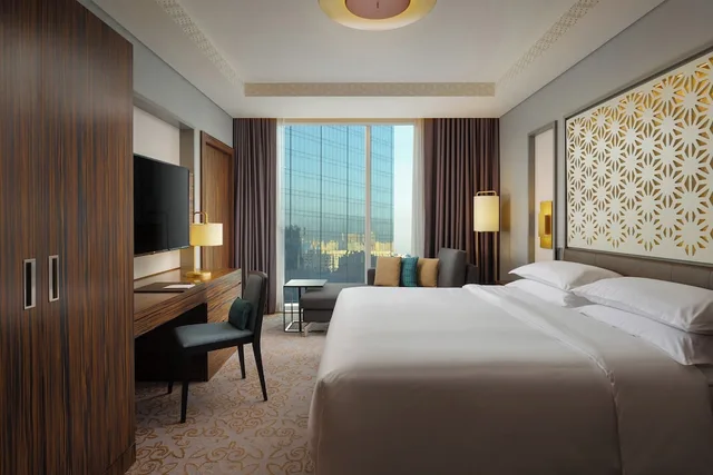 جناح كلوب بسرير كينج مع أريكة، Sheraton Astana Hotel 1/5