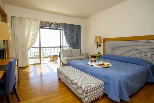 غرفة سوبيريور بسريرين منفصلين بإطلالة على البحر، Ionian Blue Bungalows And Spa Resort 1/5