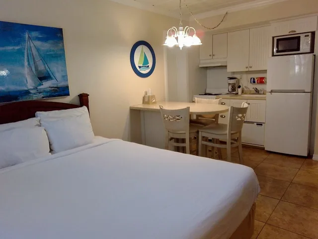Studio, Queen Bed, Marina Bay Resort 1/3