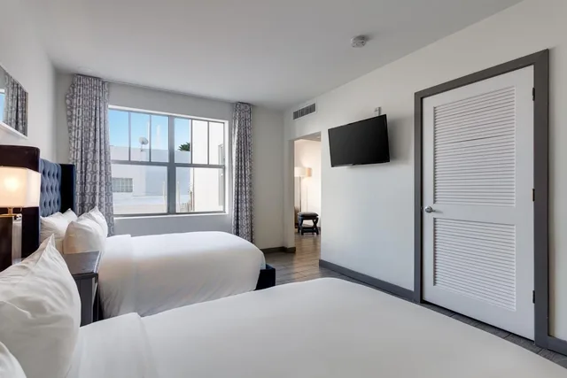 غرفة ديلوكس بسرير مزدوج بإطلالة على المسبح، Clinton Hotel South Beach 2/4