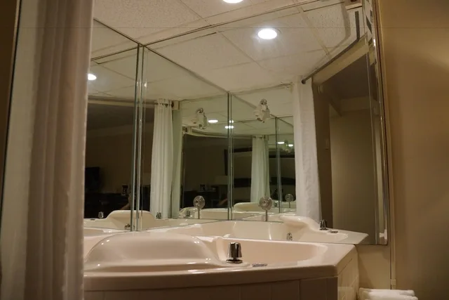 غرفة بسرير كينج بحوض جاكوزي، Altoona Grand Hotel 7/7