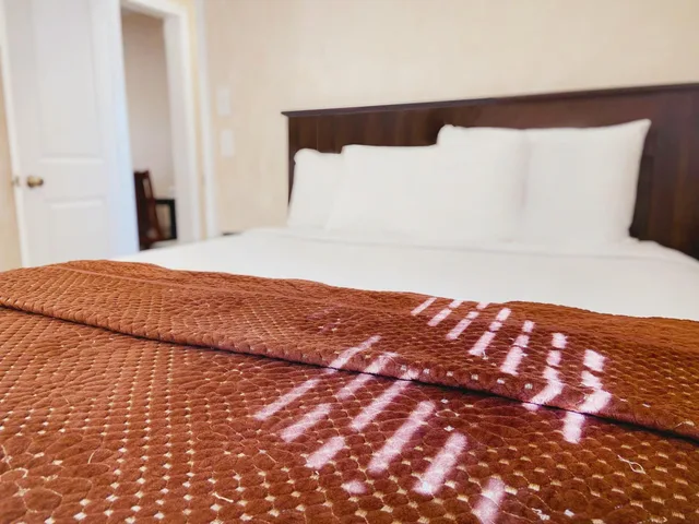 جناح متصل بسريرين كوين مع أريكة، Nite Inn 6/7