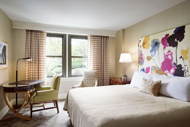 غرفة بسرير كينج لذوي الإعاقة، The Raphael Hotel Autograph Collection 1/3