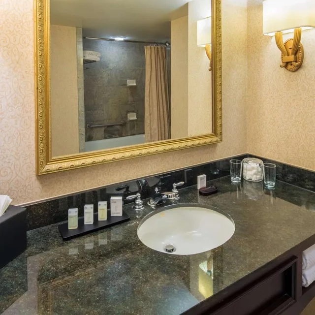 جناح بسرير كينج بغرفة نوم واحدة مع أريكة، Embassy Suites By Hilton Portland Downtown 4/4