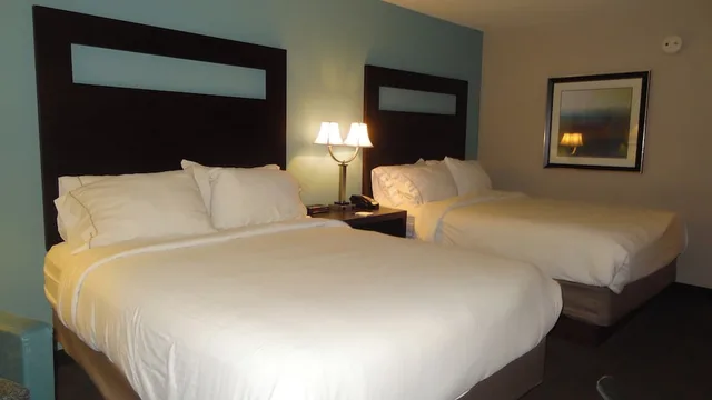 غرفة قياسية بسريرين كوين، Holiday Inn Express Kansas City - Bonner Springs an IHG Hotel 5/8