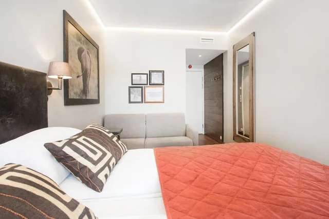 غرفة بسرير مزدوج مع أريكة، Dyreparken Safarihotell 2/5