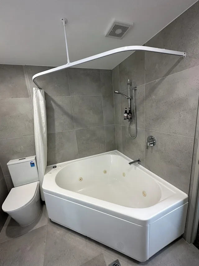 Spa, Suite, Queen Bed، Baycourt Lakefront Motel 7/7