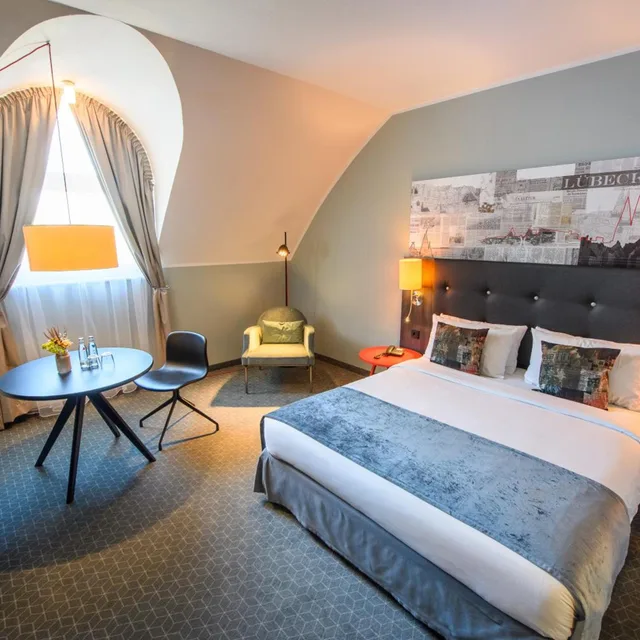 غرفة قياسية بسرير كينج وسرير كوين، Holiday Inn Luebeck 3/8