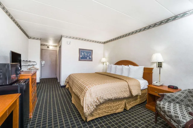 غرفة بسرير كينج لذوي الإعاقة، Days Inn by Wyndham Columbus East Airport 1/8