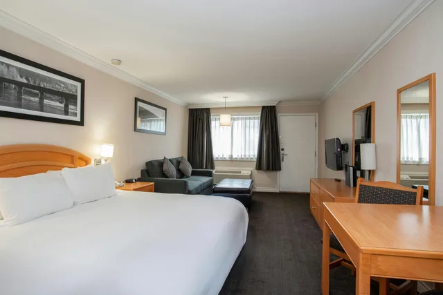 Studio, King Bed, Sofa, Kitchen, Monarch Building، Sandman Hotel Revelstoke 1/6