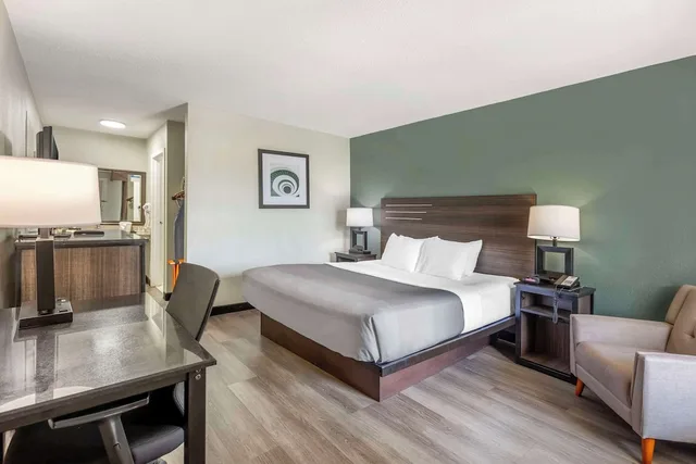 غرفة قياسية بسرير كينج، Quality Inn & Suites Santee I-95 2/7