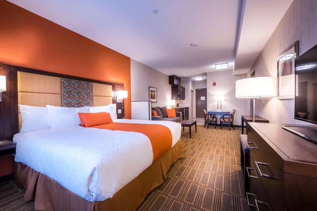 جناح بسريرين كينج بغرفتي نوم مع أريكة بمطبخ صغير، Best Western Plus Chateau Fort St. John 2/4