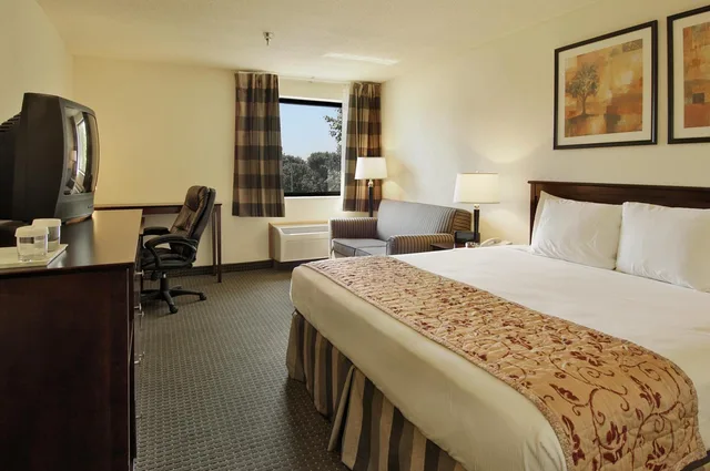 جناح عائلي ديلوكس بسرير كينج، Ramada By Wyndham Bettendorf 2/3