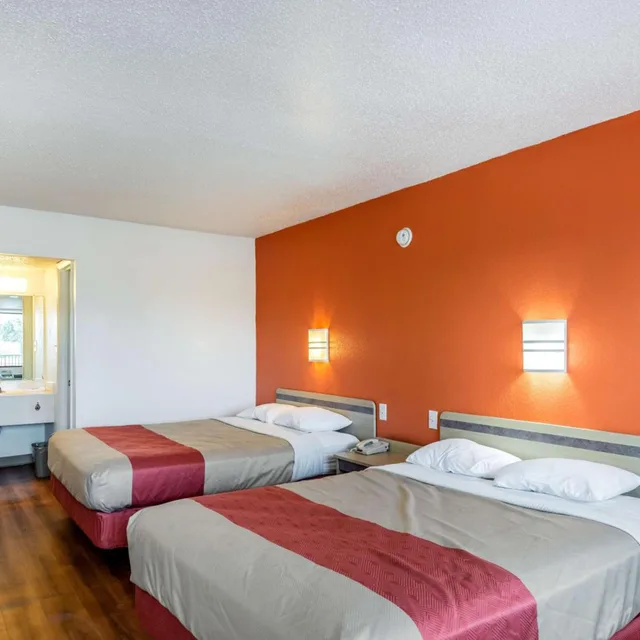 غرفة بسريرين كوين للمدخنين، Motel6 Anniston, AL 2/6