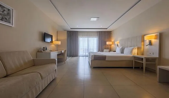 جناح جونيور ديلوكس بسرير مزدوج بشرفة مع أريكة، Maritim Antonine Hotel and Spa Malta 6/10