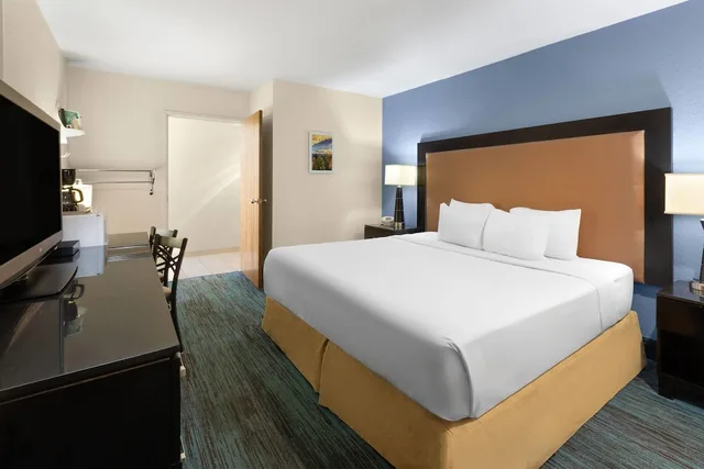 غرفة بسرير كينج لذوي الإعاقة، Days Inn by Wyndham Mackinaw City/Bridgeview Area 1/4