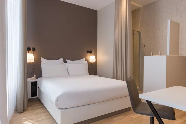 غرفة تنفيذية بسرير كوين، MAISON NO 5/10