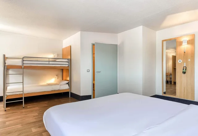 غرفة رباعية بسرير مزدوج وسريرين منفصلين، B&B HOTEL Narbonne 2 2/4