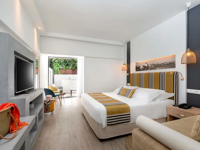 جناح جونيور بسرير كينج بشرفة مع أريكة، Mercure Rhodes Alexia Hotel & Spa 1/7