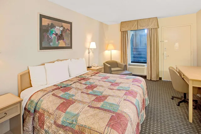 غرفة بسرير كينج للمدخنين، Days Inn by Wyndham Mooresville Lake Norman 1/2