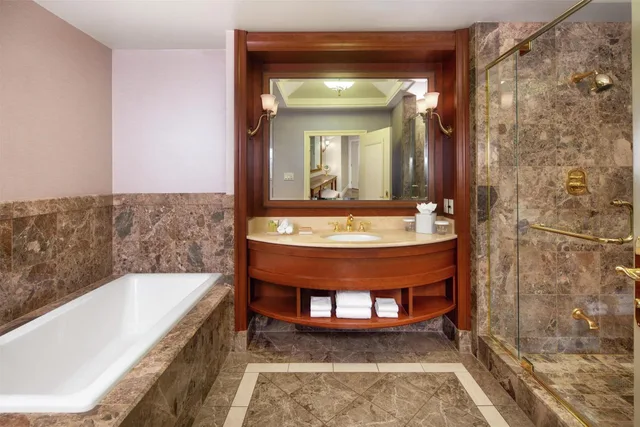Deluxe, King Bed, 2 Queen Beds, Lake View, Hilton Lac Leamy 3/5