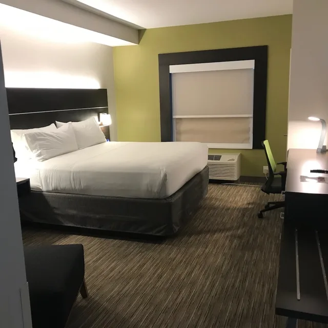 غرفة قياسية بسرير كينج، Holiday Inn Express Hotel And Suites Charlotte Arrowood 2/5