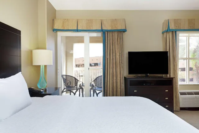 استوديو بسرير كينج بشرفة، Hampton Inn Suites St Petersburg Downtown 6/7