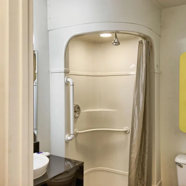 1 Queen Bed Micfridge، Motel6 Everett, WA - North 8/10