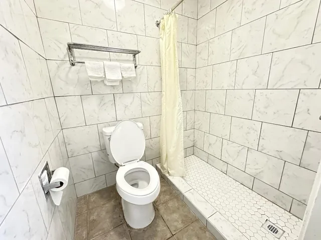 غرفة قياسية بسرير كينج للمدخنين، Budget Inn 5/6