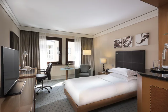Compact, Deluxe, Queen Bed، Hilton Dresden 1/5