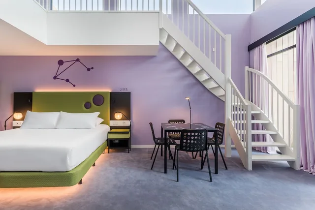 غرفة عائلية بسرير كينج وسريرين منفصلين بشرفة، RoomMate Bruno 3/5