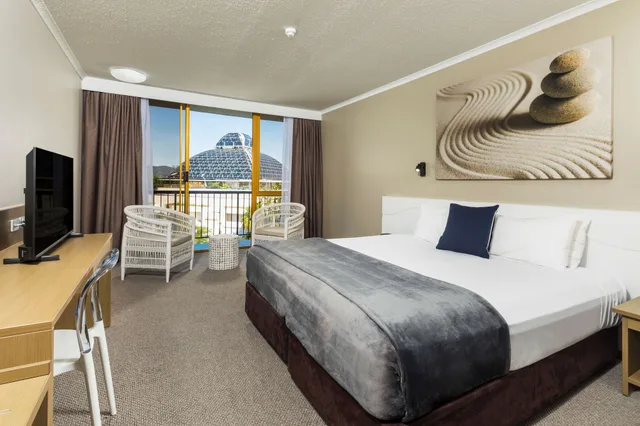 غرفة ديلوكس بسرير كينج بشرفة، Pacific Hotel Cairns 1/7