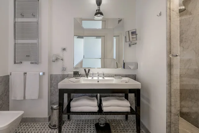 جناح جونيور بسرير كوين بإطلالة على البحر مع أريكة، Excelsior Hotel, Spa & Lido 6/7