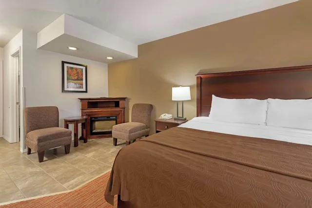 غرفة قياسية بسرير كينج يُسمح فيها بالحيوانات الأليفة، Best Western Plus Concord Inn 2/8