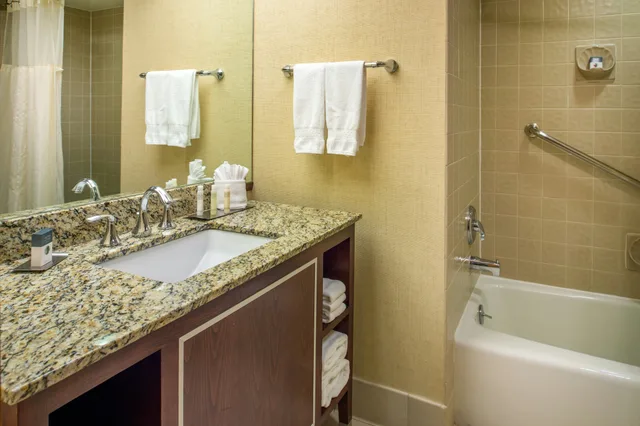 Room, King Bed, Large, Doubletree By Hilton Hotel Portland 4/6