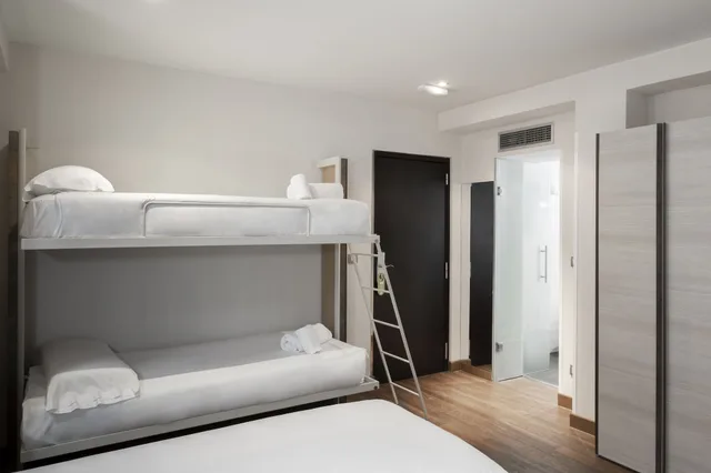 غرفة رباعية بسريرين منفصلين وسرير بطابقين، Petit Palace Posada Del Peine 2/6