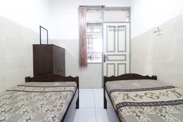Economy, Double Bed, with Fan، Hotel Omah Ampel Syariah by ZUZU 2/2