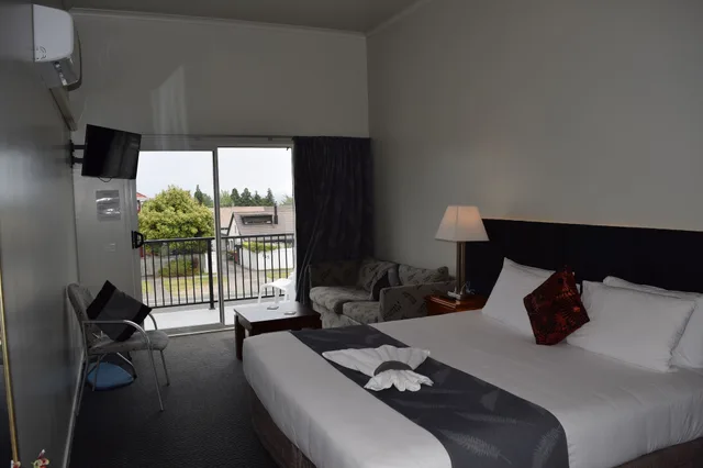 غرفة تنفيذية بسرير كينج بإطلالة على البحيرة مع أريكة، Silver Fern Lodge 1/5