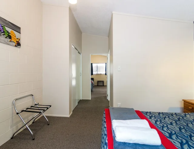 شقة بسرير كوين وسرير فردي بغرفة نوم واحدة مع أريكة، Judges Pool Motel 10/10