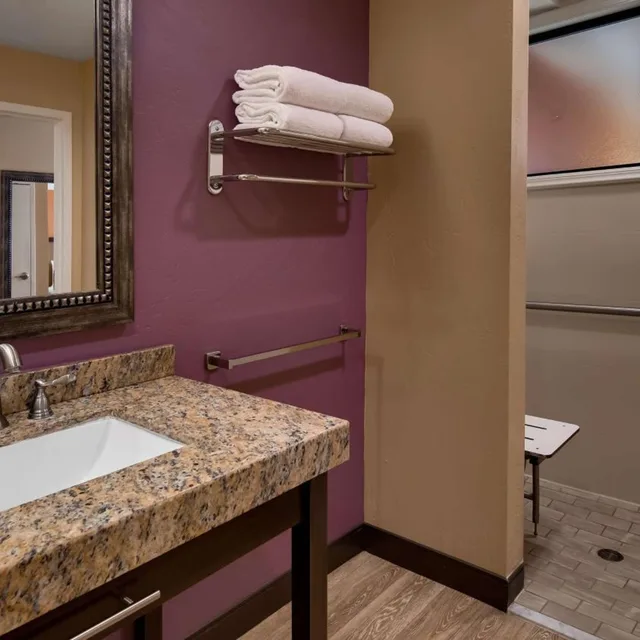 Room, King Bed, Accessible, Best Western View Of Lake Powell Hotel 9/10