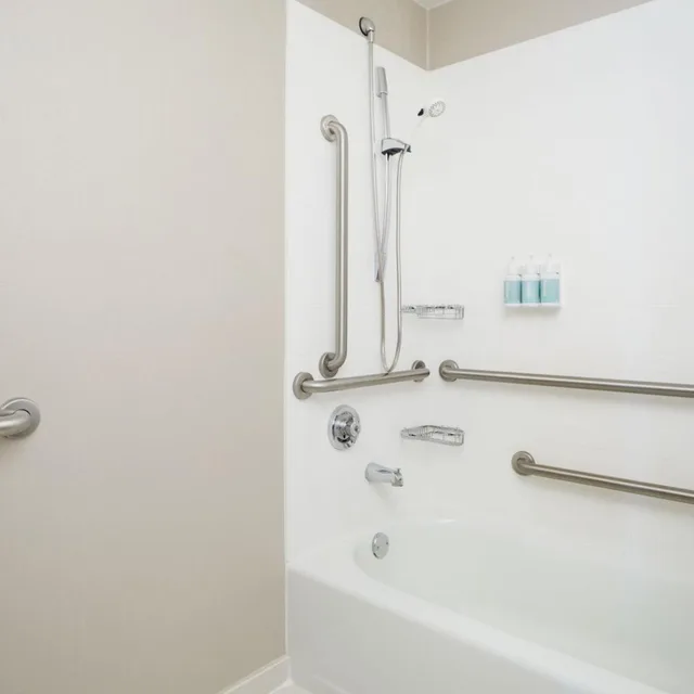 استوديو بسريرين كوين مع أريكة بحوض استحمام لذوي الإعاقة، SpringHill Suites St. Louis Brentwood 7/8