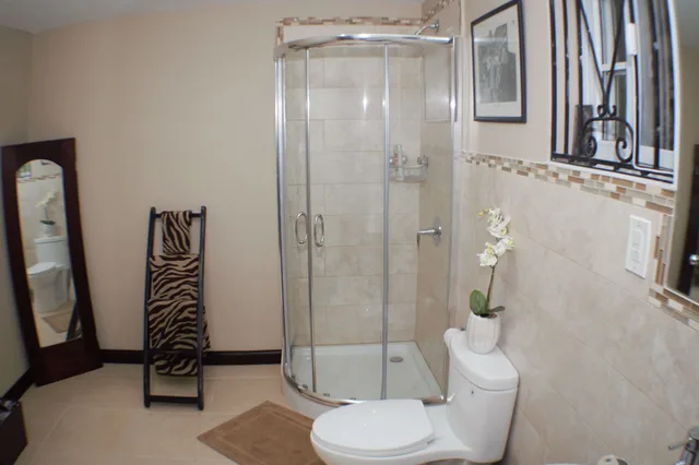 فيلا تنفيذية بسرير كوين بغرفة نوم واحدة بمطبخ، New Kingston Guest Apt At Evans 3/4